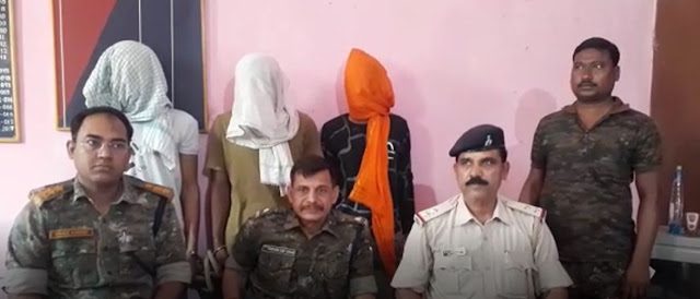 पुलिस ने तीन युवकों को एक देसी कट्टा जिंदा