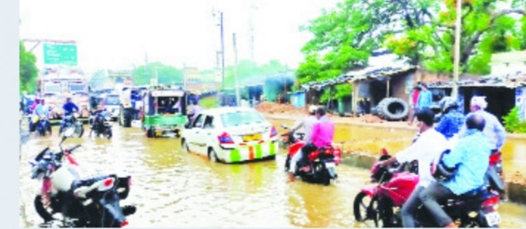 ये तालाब नहीं, बल्कि चकाई चौक की मुख्य सड़क है