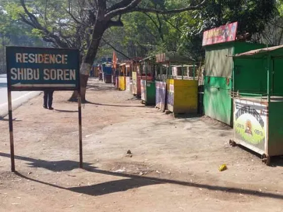 मोरहाबादी के फुटपाथ दुकानदारों को शिफ्ट कराने का काम शुरू