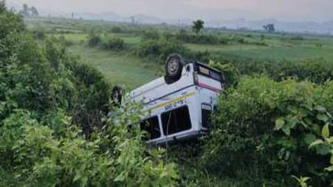 अनियंत्रित होकर टाटा विंगर सवारी वाहन दुर्घटनाग्रस्त