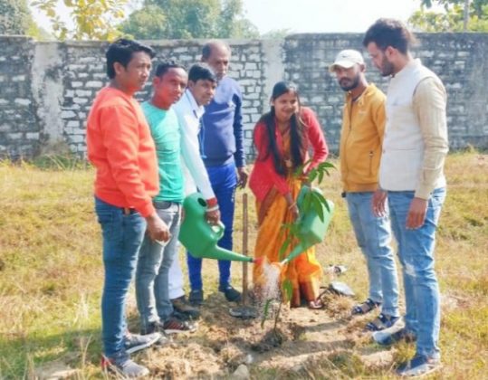 राँची आजसू कार्यकर्ताओ द्वारा कदमा में वृक्षारोपण कर 211 पेड़ लगाया गया