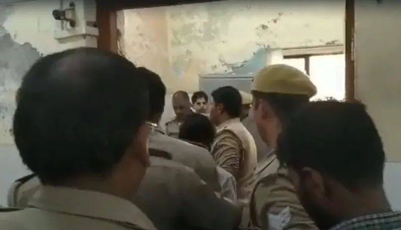 छात्रा का दुपट्टा खींचने up ka video