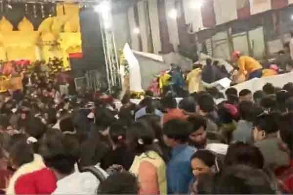 कालकाजी मंदिर में सिंगर बी प्राक के कार्यक्रम में भरभराकर गिरा स्टेज